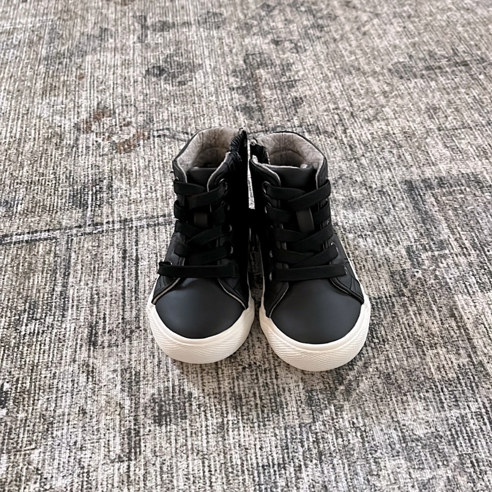 Baby boy Cat & Jack Boots size 5